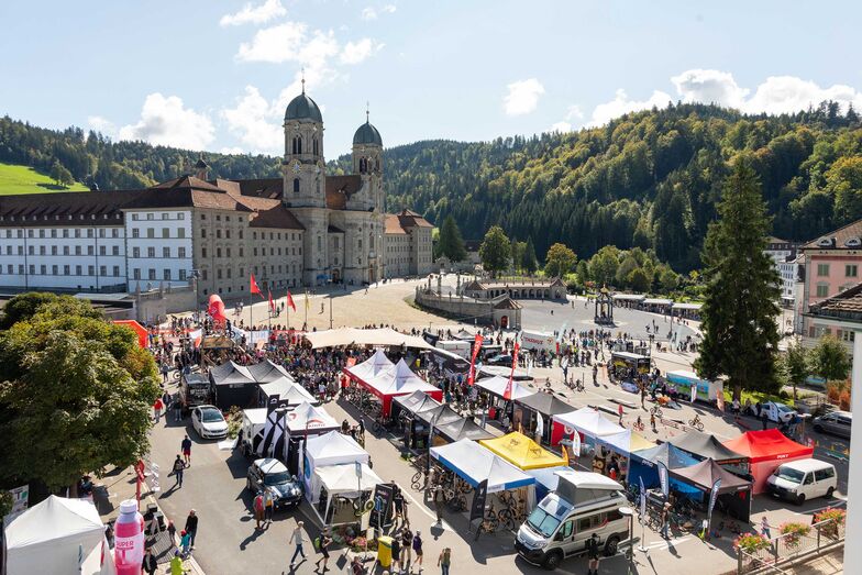Die pulsierende Atmosphäre des Bike-Village bietet jede Menge leckeres Essen und verschiedene Aussteller mit dem Besten und Neusten, was die Bike-Szene zu bieten hat.