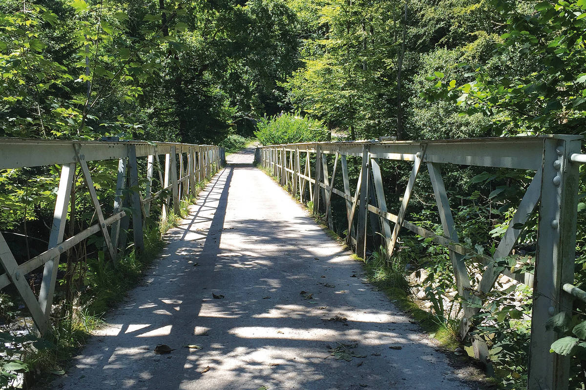 Eine Brücke über der Sihl verbindet die Kantone Zürich und Zug.