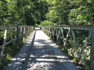 Eine Brücke über der Sihl verbindet die Kantone Zürich und Zug.