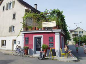 Ein kurzer Abstecher in den alten Dorfkern von Thalwil, wo die Cafébäckerei «pasta & basta» mit Zimtschnecken lockt.