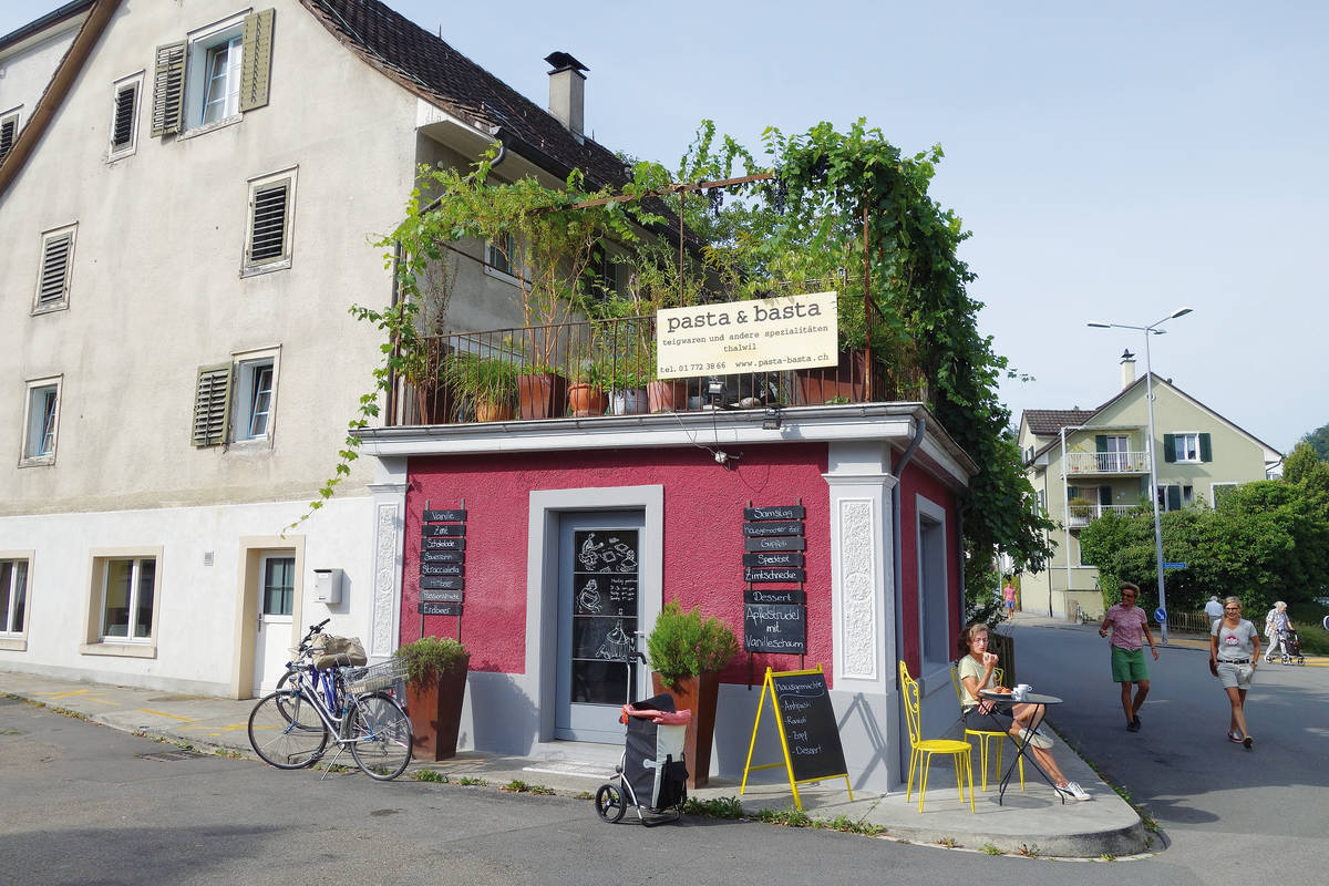 Ein kurzer Abstecher in den alten Dorfkern von Thalwil, wo die Cafébäckerei «pasta &amp; basta» mit Zimtschnecken lockt.