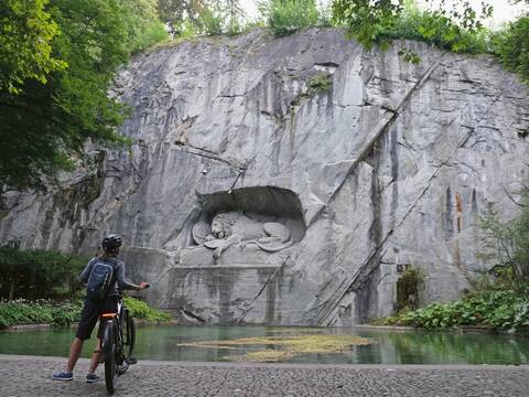 Das Denkmal des sterbenden Löwen erinnert an die 1792 in Paris gefallenen Schweizergardisten.