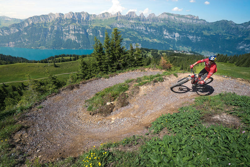 13 Kilometer einfache und mittelschwere Biker-Trails mit grandiosen Aussichten laden zu Abfahrten ein.