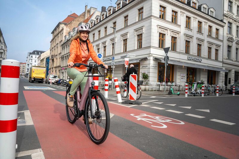 Leichtes City-E-Bike für den Alltag: Das bewusst puristisch gehaltene Design des «Culture Mixte» unterstreicht Riese & Müller mit einem wartungsarmen Carbonriemenantrieb von Gates, dem leichten, leistungsstarken Motor Performance Line SX von Bosch, der für ein natürliches Fahrgefühl sorgen soll, sowie dem im Rahmen integrierten Akku. Foto: © www.pd-f.de / Florian Schuh