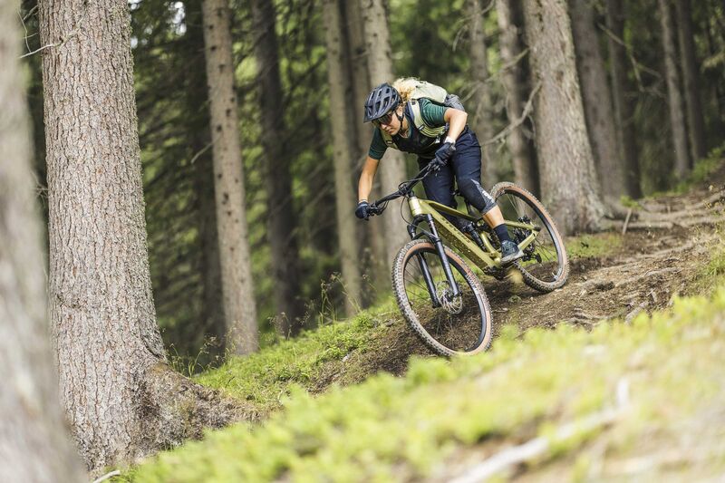 Das Stevens «E‑Maverick» schlägt als Light-E-Mountainbike die Brücke zwischen konventionellem, agilem Mountainbike und durchzugsstarkem Full-Size-E-Mountainbike. Trotz Motorunterstützung, 140 Millimetern Federweg, 29-Zoll-Bereifung, trailtauglicher Ausstattung mit leichtem Carbonlaufradsatz und elektronischer Schaltung bringt das Topmodell mit dem Namenszusatz «AM 9.4.3» nur 16,5 Kilogramm auf die Waage. Foto: © www.stevensbikes.de / pd-f