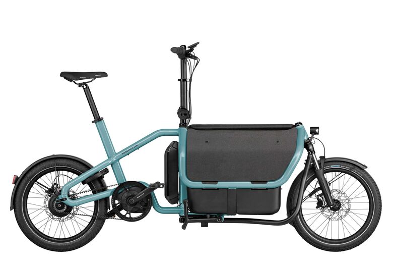 Kompakt, modular und extrem flexibel – das ist das E-Bike Carrie Vario von Riese & Müller. Die Ladefläche lässt sich zusammenklappen, so findet man problemlos überall einen Parkplatz. Geöffnet bietet die Flex Box jede Menge Stauraum für Einkäufe oder bis zu zwei Kinder. Für den Rahmen wird zu 81 Prozent zertifiziertes Recycling- Aluminium verwendet, das Zubehör ist zudem so konzipiert, dass es sich leicht zerlegen, reinigen und reparieren lässt.