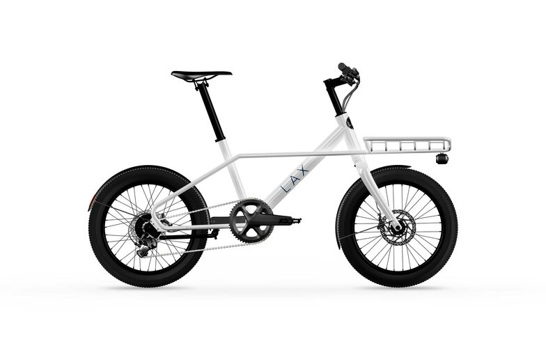 Das Multi Utility Bicycle von Lax Cycles ist kompakt und wendig und bietet maximale Freiheit, da es sich jederzeit den individuellen Bedürfnissen anpassen lässt. Es ist sowohl mit als auch ohne Motor verfügbar. Dazu kann entweder ein Gepäckträger oder ein Korb für die Einkäufe vorne montiert werden. Oder es lässt sich ein bequemer Kindersitz über dem Hinterrad anbringen.