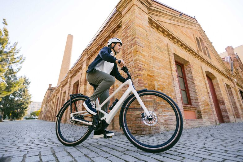 Das Diem von Orbea ist ein City E-Bike, das mit seinem patentierten Rahmendesign, der Diamond-Glide-Technologie und dem SBS-Akkusystem Sicherheit, Komfort und Präzision vereint. Sein futuristisches Schaltsystem und das aussergewöhnliche Design machen es zu einem Designobjekt in urbanen Umgebungen. Mit einer integrierten, umlaufenden Beleuchtung setzt es Massstäbe für passive Sicherheit. Neben seiner technischen Raffinesse zeichnet sich das Diem auch durch seine soziale Verantwortung aus: Als Genossenschaftsunternehmen gehört die Firma anteilig mehr als der Hälfte der Mitarbeitenden.