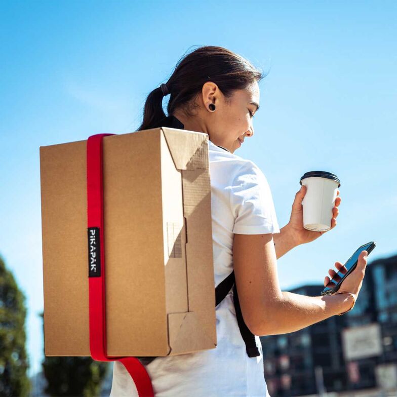 Die letzte Online-Bestellung wurde wieder mal in den Paketshop geliefert und liegt dort zur Abholung bereit? Kein Problem! Der Paketrucksack Pikapak wiegt nur 150 Gramm und hilft beim Transport von allen Paketgrössen und Objekten bis 1,80 Meter Umfang. So lassen sich sperrige Kartons völlig flexibel mit dem Bike, zu Fuss oder per Bahn transportieren. Pikapak wurde zusätzlich zu «Gold» mit dem «Start-Up Award» ausgezeichnet.