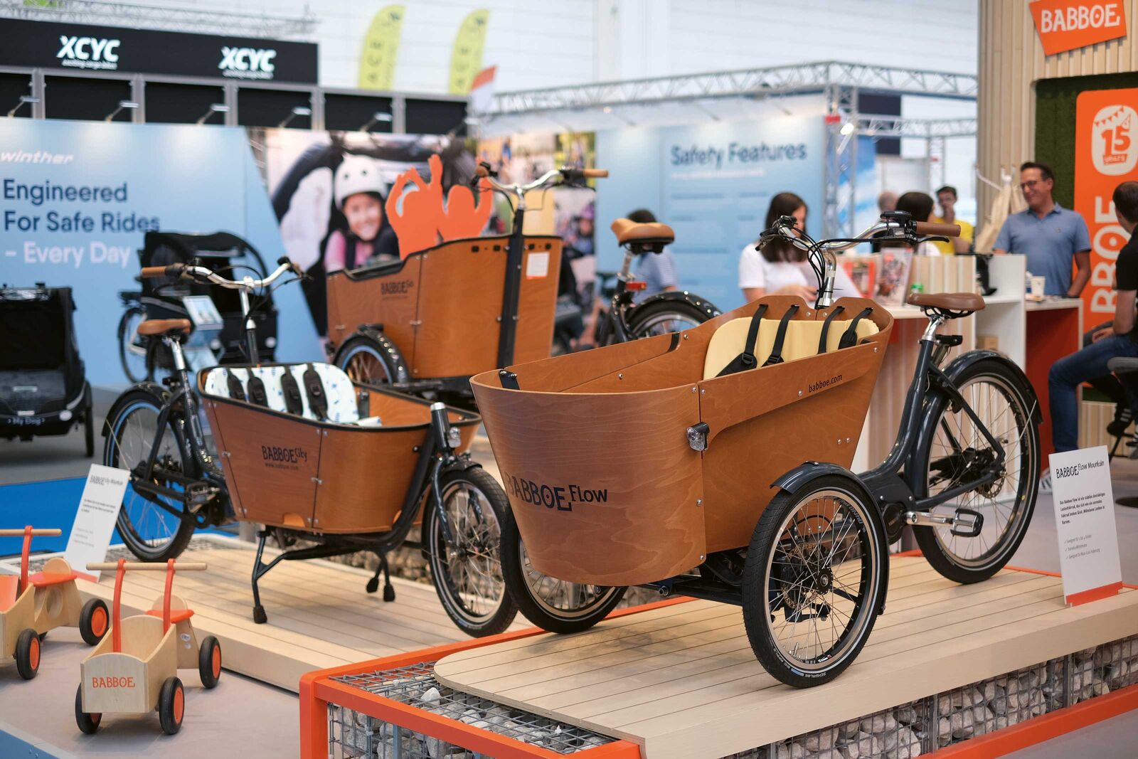 Lastenräder in allen Formen und Farben: Dem Lastenrad wird eine grosse Zukunft als Autoersatz in den überfüllten Innenstädten vorausgesagt. Das spiegelte sich auch an der Vielfalt und Fülle der Anbieter. Für jeden Einsatzzweck gibt es mittlerweise das passende Lastenrad, gerne auch zweispurig, um die schwere Fuhre sicher auf Kurs zu halten. Die E-Bike-Motorisierung hat der Sparte auch im übertragenen Sinn buchstäblich Flügel verliehen.