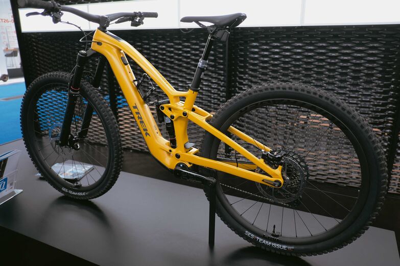 Trek Fuel EXe: neuer TQ-Kleinmotor Mit dem Fuel EXe sticht Trek in das wachsende Segment der Leicht-E-MTBs. Das EXe wird von einem neuen, nur faustgrossen Kleinmotor des deutschen Herstellers TQ-Systems angetrieben. Bisher war TQ bekannt als «Drehmoment-Weltmeister». 120 Nm stemmte das bereits 2014 vorgestellte Aggregat «HPR 120S». Beim HPR 50 sind‘s noch die Hälfte. Dafür wiegt das gesamte E-Antriebssystem mit 360 Wh-Akku nur 3900 Gramm. Damit werden E-Bike-Gewichte um 16 kg möglich. trekbikes.com