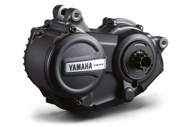 Neuer Yamaha PW-X3-Motor Die etablierten E-Bike-Motorenhersteller geben mächtig Gas, um keine Marktanteile zu verlieren. Auch der japanische Motorrad-, Musikinstrumente- und Heimelektronikhersteller Yamaha präsentiert bereits die dritte Revision seiner erfolgreichen PW-X E-Bike-Motorenserie. Die Leistungsdaten sind dabei in etwa gleich geblieben. Nach wie vor stemmt der PW-X3 wie sein Vorgänger 85 Nm auf die Tretlagerwelle. Das Volumen konnte aber um 20 Prozent verringert werden und auch das Gewicht sank um zehn Prozent auf 2,75 Kilo. Vor allem die geringeren Abmessungen schaffen mehr Autonomie bei der Integration in den Rahmen. Verbessert wurden ausserdem Sensorik und Bedienkonzept. Der PW-X3 verfügt nun auch über einen automatischen Trailmodus, der je nach Geländeart und Pedalfrequenz die Kraftzugabe automatisch regelt. intercycle.com 