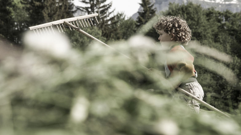 Gian Andrea Girardi als Bergbauernsohn René Wildhaber bei der Arbeit auf dem Hof. Foto: © Bergbahnen Flumserberg AG ¦ Christophe Margot