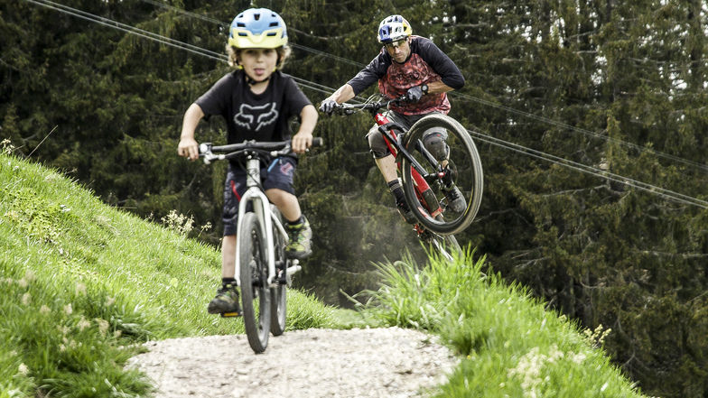 Kinder-Double und René zusammen auf den BikerTrails am BikerBerg Flumserberg. Foto: © Bergbahnen Flumserberg AG ¦ Christophe Margot