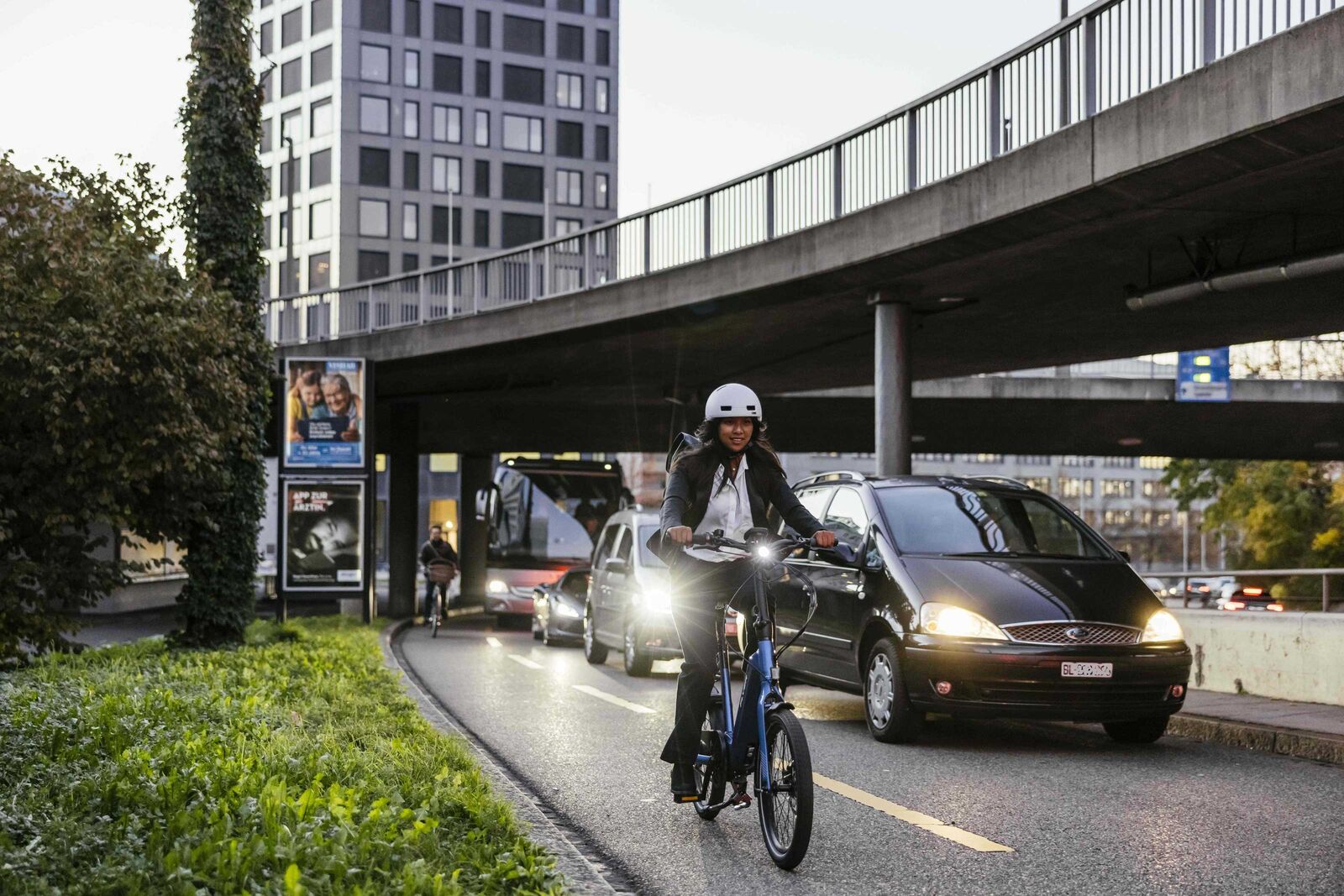 Es gibt gute Gründe, öfters mit dem Bike unterwegs zu sein, wie beispielsweise hier in Basel. Velofahrer kommen in der Stadt oft schneller voran. Foto: www.flyer-bikes.com | pd-f