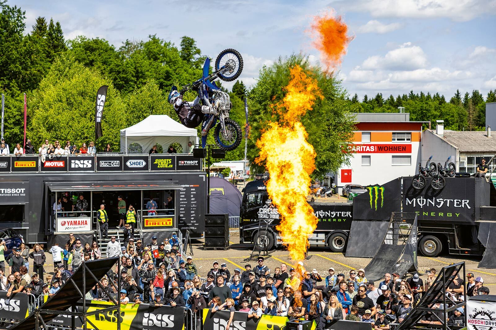 Die Hoschidays machen das Hostettler Areal in Sursee zum Treffpunkt für alle, die Motorräder, Bikes und packende Live-Shows lieben. 