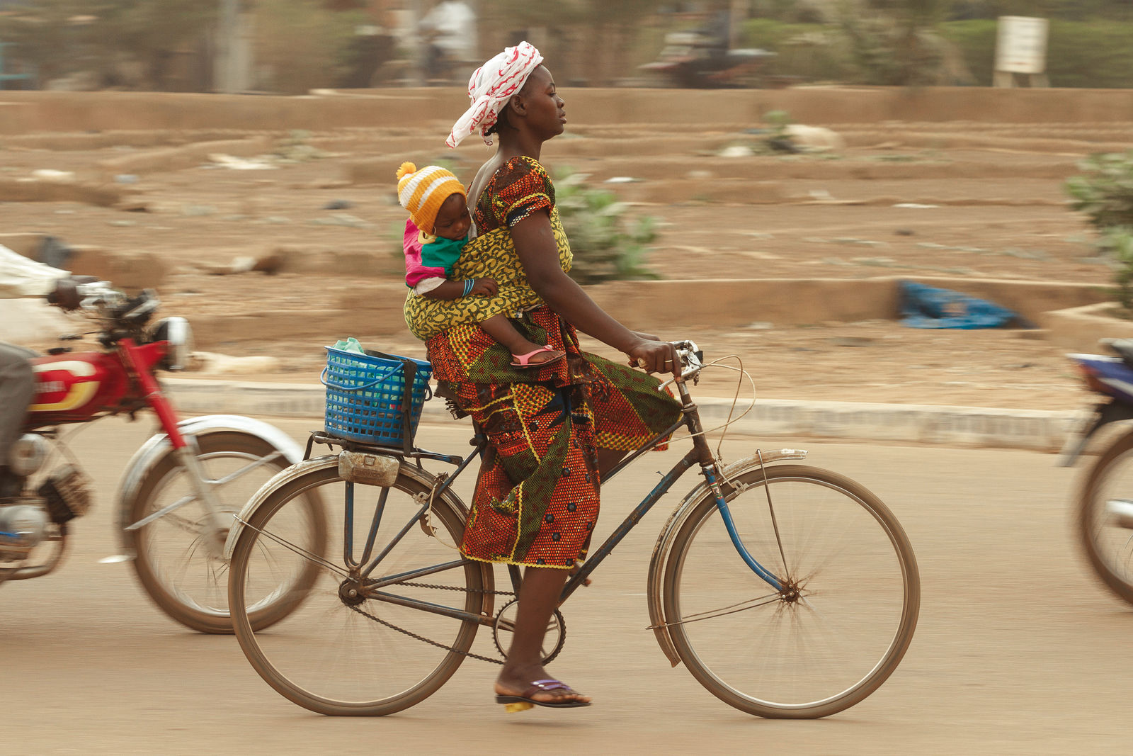 Velos erleichtern den Menschen in Afrika den Alltag. Velafrica sammelt ausgediente Velos, macht sie wieder flott und verschifft sie nach Afrika.