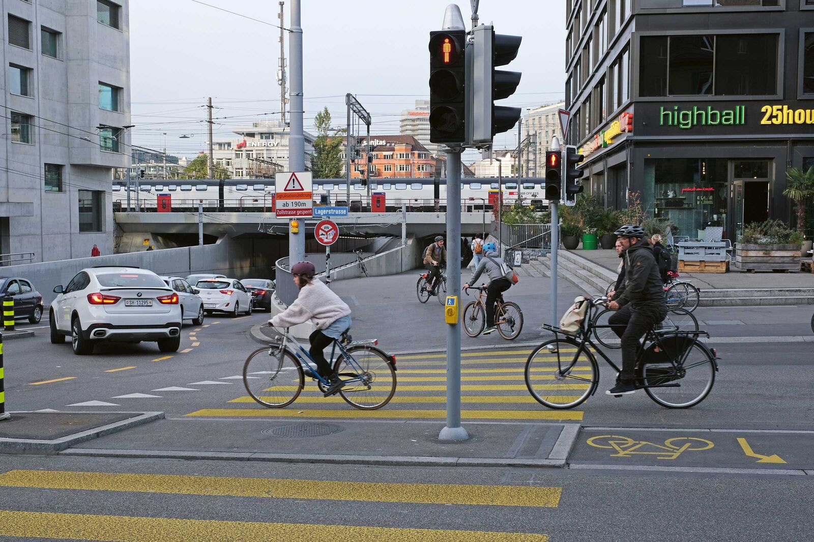 Wo viele Verkehrsteilnehmer aufeinandertreffen, hilft gegenseitige Rücksichtnahme, um die Situation unfallfrei zu bewältigen. Foto: Martin Platter