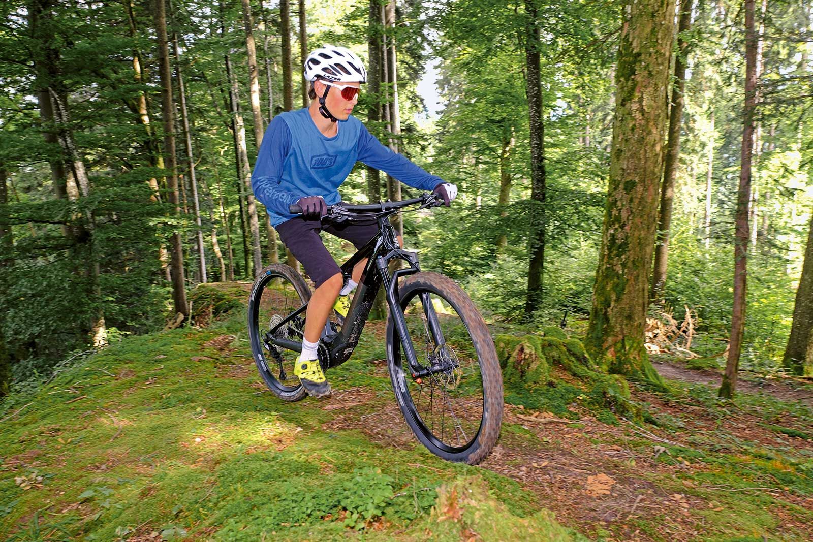 Das leichte und agile Superior iXF 9.7 mit dem leisen und feinfühligen Bosch-SX-Antrieb feiert die Essenz des Mountainbikens.