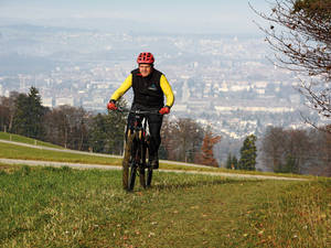 easybiken-Tester Martin Platter peilt auf dem neuen Thömus E1 den hausberg von Bern (im hintergrund) an.