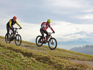 Heiri Müller (re.) und Martin Platter geniessen Fahrt und Aussicht auf dem Gurten trotz der kühlen Temperaturen. Die Berner Alpen im Hintergrund zeigen sich schneebedeckt.