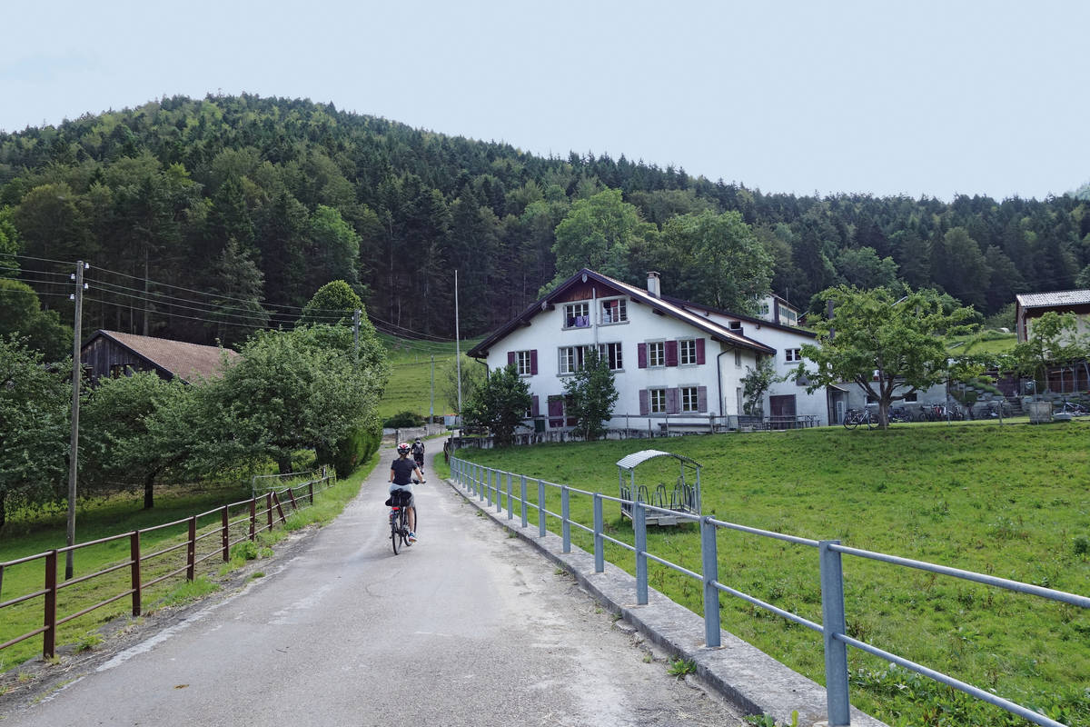 Der erste Teilabschnitt hinter dem Bahnhof Noiraigue beginnt flach.