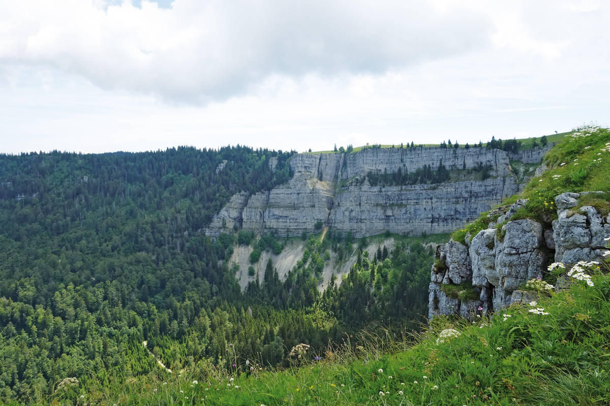 160 Meter abfallende Felswände umschliessen den Felsenkessel, der – so wird angenommen – nach der Eiszeit durch Erosion entstanden ist.