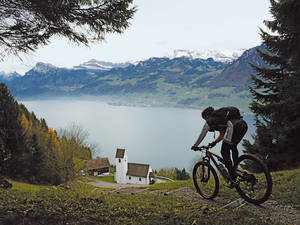 Stotzig geht’s hinunter, immer mit Blick auf den Vierwaldstättersee – und hier auf die Kapelle St. Jost