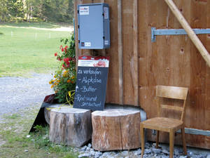 In der Nähe des Lauenensees stosse ich auf eine Besenbeiz, wo ich eine Rindswurst  verspeise. FirstBoxen (über der Tafel) sind überall dort installiert, wo Wanderer und Bikers unterwegs sind. Es sind Erste-Hilfe- und Reparaturset-Stationen.