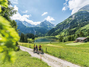 Fährt man zum Lauenensee, der im Naturschutzgebiet eingebettet ist, erblickt man in der Ferne die Wasserfälle Dungelschuss und Geltenschuss. (Foto: Gstaad Tourismus)