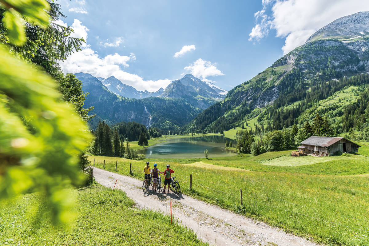 Fährt man zum Lauenensee, der im Naturschutzgebiet eingebettet ist, erblickt man in der Ferne die Wasserfälle Dungelschuss und Geltenschuss. (Foto: Gstaad Tourismus)