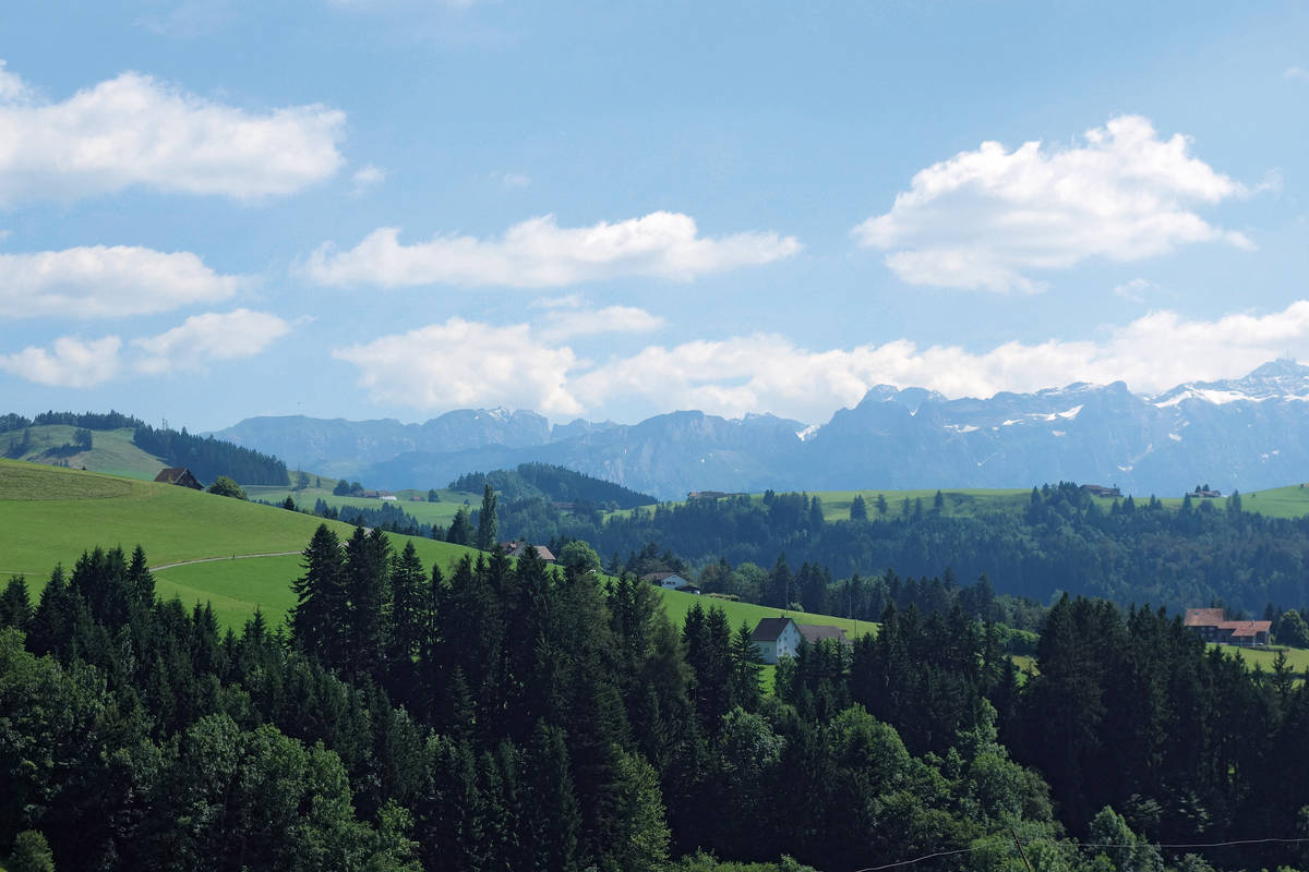 Hügellandschaft und Gebirgsketten charakterisieren die Gegend und unsere Route quer durch Appenzell Ausserrhoden.