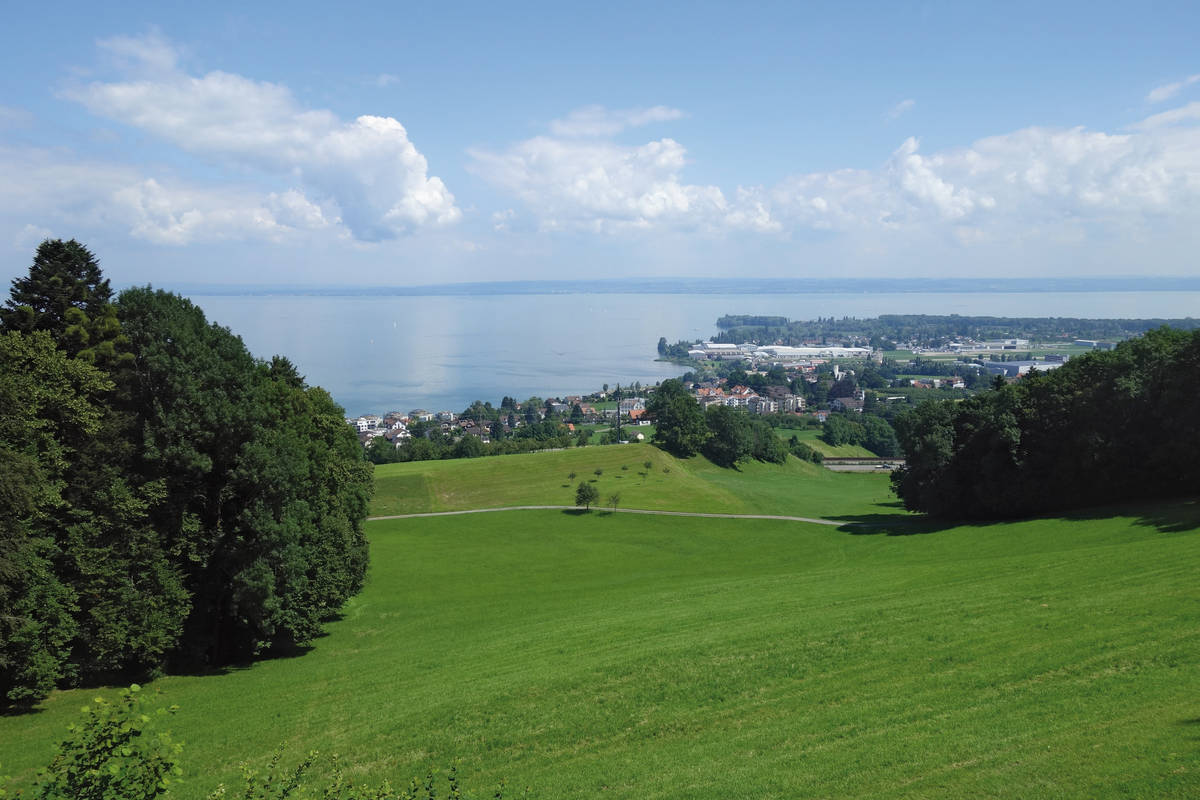 Vom Zug aus erkennen wir mehr und mehr – je höher hinauf wir fahren – die Umrisse des Bodensees.