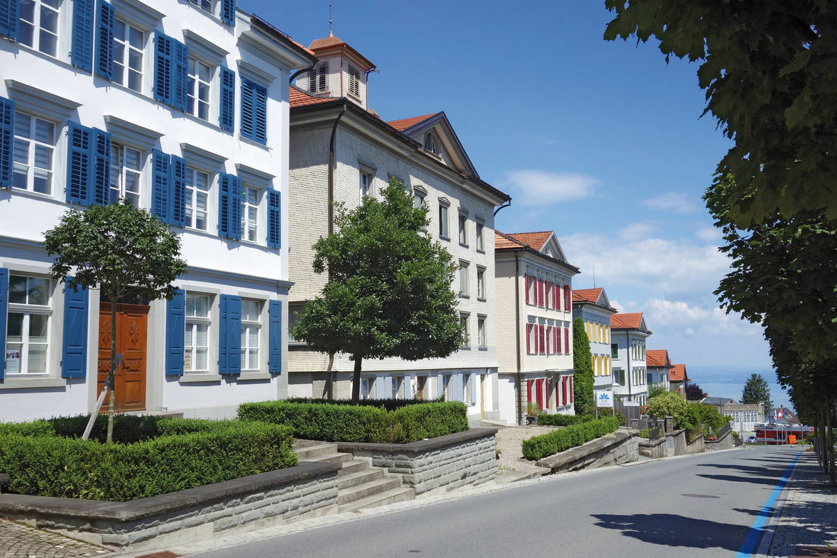 Häuser im Biedermeierstil säumen die Hauptstrasse von Heiden.