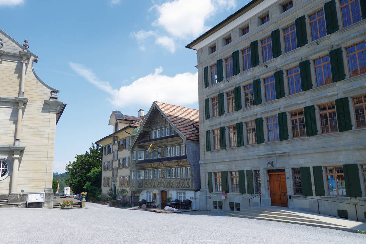 In Trogen lohnt es sich, vom E-Bike abzusteigen und einen Rundgang durch die Ortschaft zu machen. Vor allem der Hauptplatz mit den kunstvoll verzierten historischen Häusern beeindruckt uns sehr.