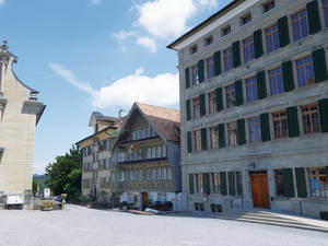 In Trogen lohnt es sich, vom E-Bike abzusteigen und einen Rundgang durch die Ortschaft zu machen. Vor allem der Hauptplatz mit den kunstvoll verzierten historischen Häusern beeindruckt uns sehr.