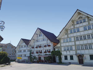 In Stein ist nicht nur die Schaukäserei eine Sehenswürdigkeit, sondern auch der alte Dorfkern. Im Haus mit dem gelben Sonnenschirm befindet sich das Bed & Breakfast «am brunnen».