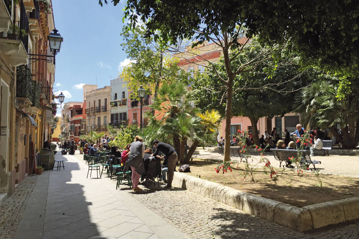 Cagliari hat viele historische Sehenswürdigkeiten und eine farbig-heitere Innenstadt zu bieten.