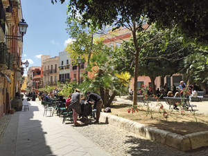 Cagliari hat viele historische Sehenswürdigkeiten und eine farbig-heitere Innenstadt zu bieten.