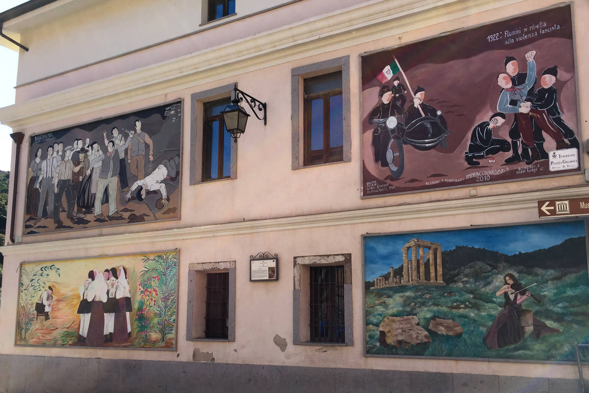 Die «Murales» in Fluminimaggiore geben viel Sozialgeschichte preis.