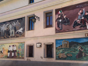 Die «Murales» in Fluminimaggiore geben viel Sozialgeschichte preis.