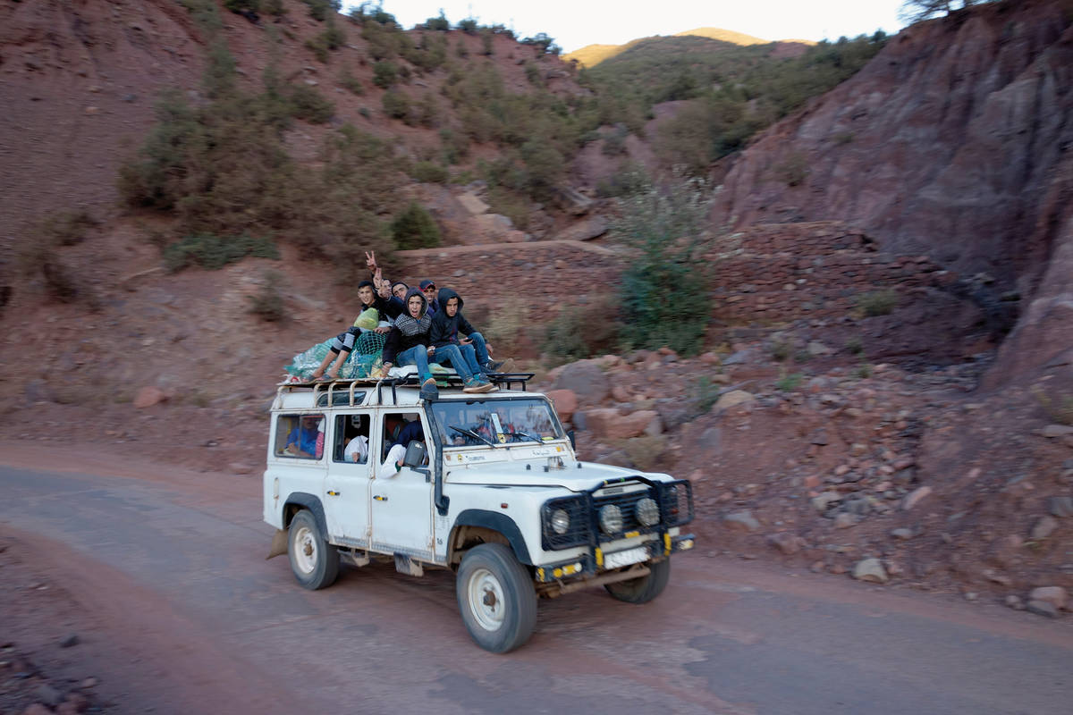 Ein Jeep beladen mit etwa 20 Passagieren. Solch spektakuläre Personentransporte sieht man in Marokko immer wieder.