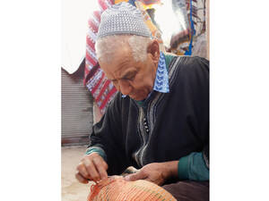 Auch das zählt zu den Eindrücken der Reise: Ein Berber an der Teppichherstellung in der Altstadt von Marrakesch.