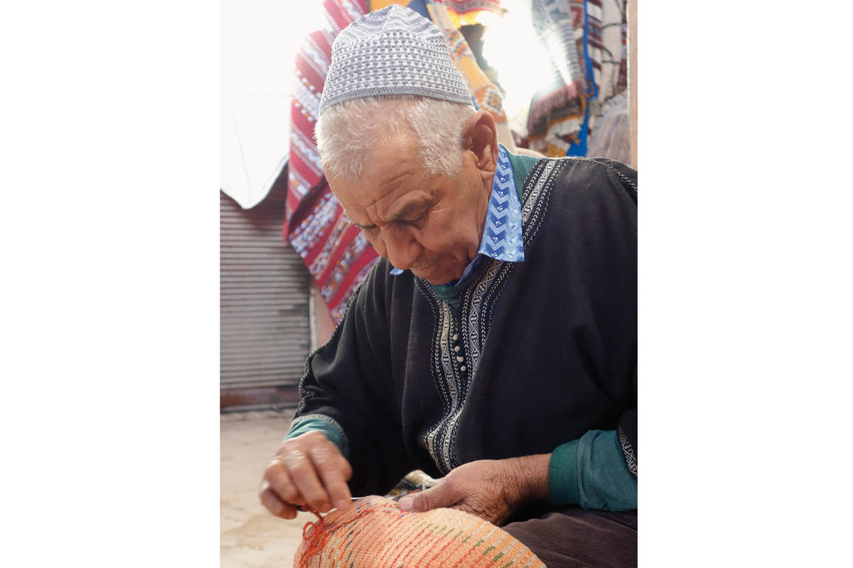 Auch das zählt zu den Eindrücken der Reise: Ein Berber an der Teppichherstellung in der Altstadt von Marrakesch.