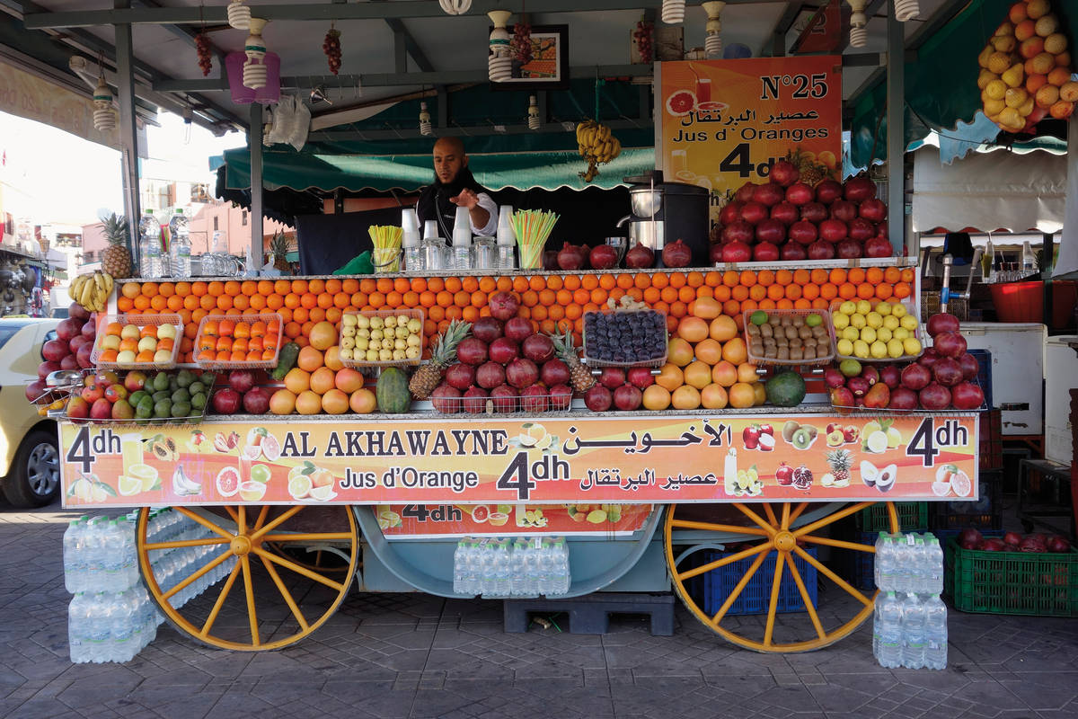 Ein Fruchtsafthändler in der Altstadt von Marrakesch.