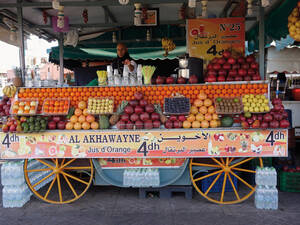 Ein Fruchtsafthändler in der Altstadt von Marrakesch.