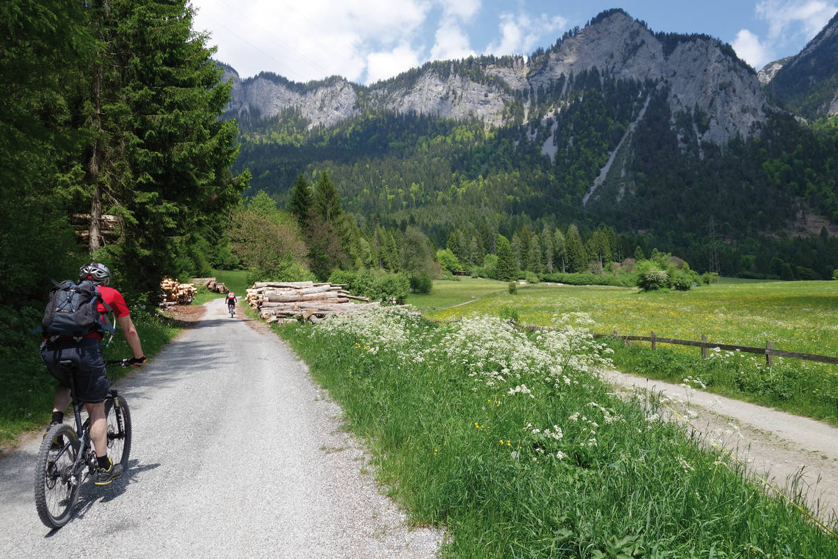 Noch geht es eben aus, doch der Kunkelspass ist in Sichtnähe.