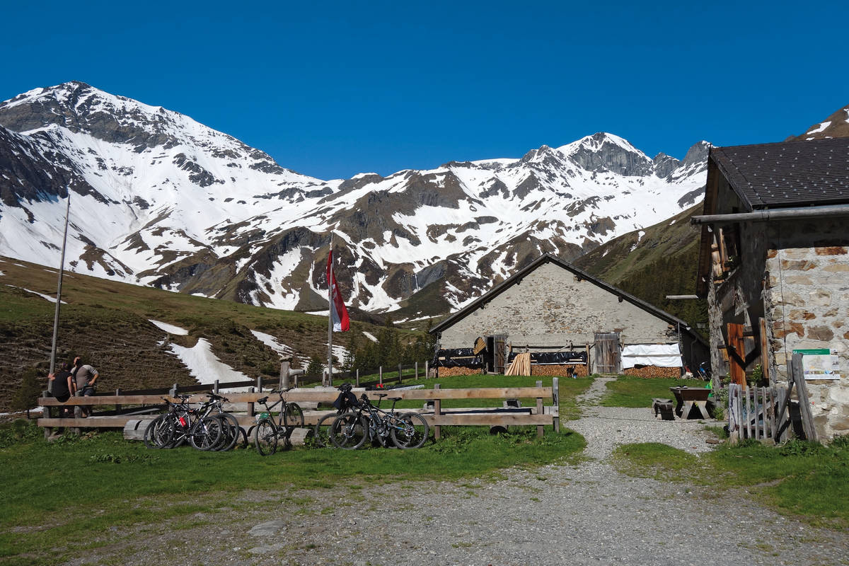 Die Sardonaalp ist für Wanderer eine Zwischenstation auf dem Weg zur SAC-Hütte. Aber auch Biker rasten hier und geniessen das Alpenpanorama.