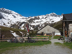 Die Sardonaalp ist für Wanderer eine Zwischenstation auf dem Weg zur SAC-Hütte. Aber auch Biker rasten hier und geniessen das Alpenpanorama.