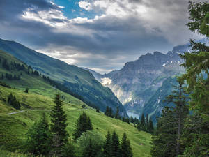 Der Blick ins Tal und auf den Stausee belohnt unseren sportlichen Einsatz.